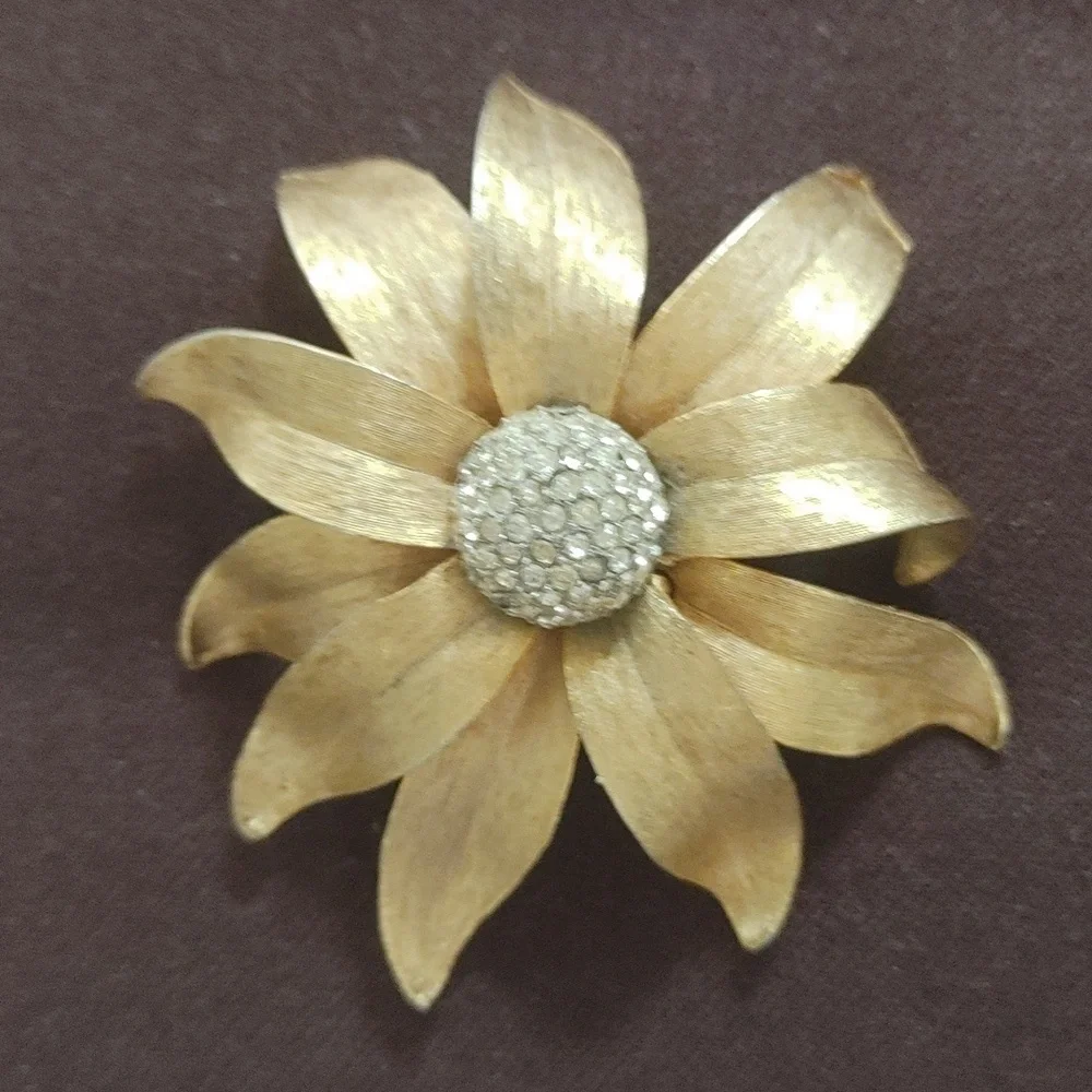 Marvella VTG Gold Daisy Brooch with Rhinestones